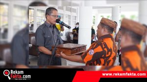 Sambut Hari Patriotik, Sekda Kota Gorontalo Terima Kirab Bendera Pusaka 1942