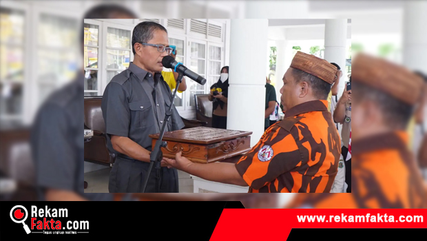 Sambut Hari Patriotik, Sekda Kota Gorontalo Terima Kirab Bendera Pusaka 1942