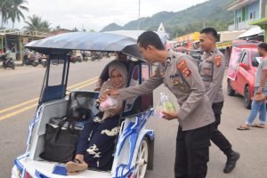 Gandeng Organisasi di Kabupaten Boalemo, Polres Boalemo Bagi Bagi Takjil