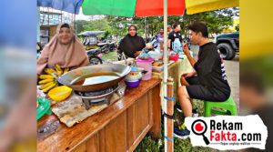 Ronnie Sianturi Terciduk Sedang Makan Pisang Gorengnya “Ta Nou”