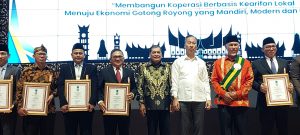 Walikota Marten Taha Terima Penghargaan Sebagai Tokoh Penggerak Koperasi