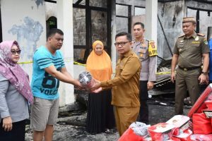 PJ Sekda Boalemo Salurkan Bantuan Kepada Anggota Polres Yang Mengalami Musibah Kebakaran