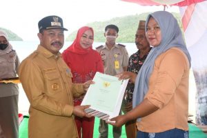 Hadiri Penyerahan Sertifikat Tanah Program PTSL Kepada Masyarakat, Begini Harapan PJ Bupati Boalemo.