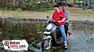 Demi Bertemu Masyarakat, Ronnie Sianturi Nekat Melewati Sungai Sambil Mengendarai Motor