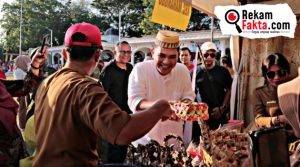 Ronnie Sianturi (Trio Libels) Jadi Pusat Perhatian Saat Hadiri Acara Pembukaan Festival UMKM di Boalemo