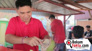 Unik, Ini Yang Dilakukan Ronnie Sianturi Saat Beli Es Kelapa Muda di Pinggir Jalan