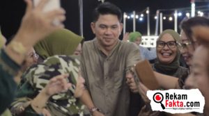 Antusias Masyarakat Saat Melihat Ronnie Sianturi Berada di “Tamendao Beach”