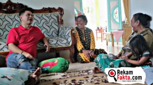 Ronnie Sianturi “Bercanda Gurau” Sambil Duduk Melantai Bersama Warga
