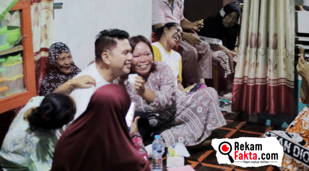 Lucu, Pipi Ronnie Sianturi Kena Cubit Ibu-Ibu Saat Silaturahim Dengan Warga