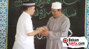 Ronnie Sianturi Didoakan KH. Syaahroni Mohammad Syarifuddin Saat Berkunjung ke Ponpes Sirojuth Tolibiin
