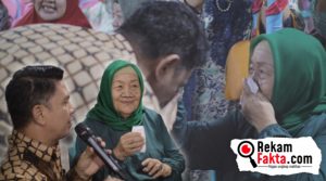Ronnie Sianturi Ajak Nyanyi dan Cium Tangan Ibunda Kris Wartabone
