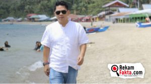 Potret Ronnie Sianturi Nikmati Keindahan Pantai Botutonuo di Gorontalo