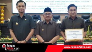 Walikota Marten Taha Menyerahkan Dokumen Ranperda APBD Ke DPRD Kota Gorontalo
