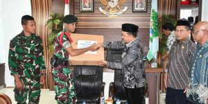 Penjabup Boalemo Serahkan Donasi Bantuan Kepada Bataliyon 715 Motuliato