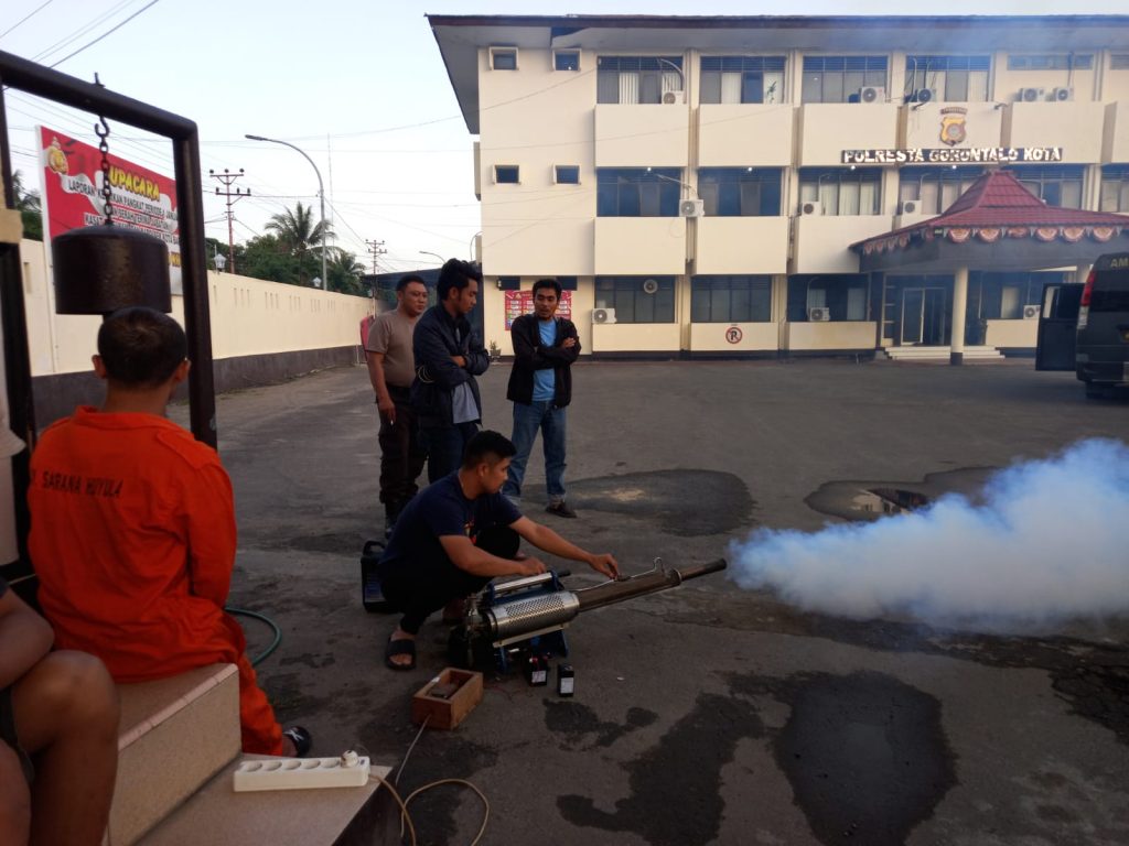 Dokkes Polresta Gorontalo Kota Lakukan “Fogging” Cegah Demam Berdarah