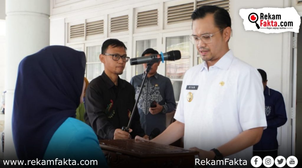 Hari Patriotik ke-82, Duplikat Bendera Pusaka Transit di Kota Gorontalo Diterima Ryan Kono