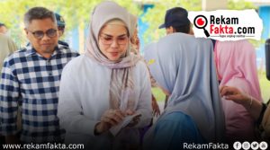Bupati Bonbol Merlan Uloli Serahkan Bantuan PKH BPNT di Kecamatan Tilongkabila