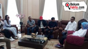 Bupati Merlan Uloli Jamu Influenser Gorontalo di Ruang Kerjanya