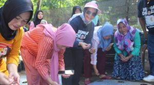 Bupati Merlan Lakukan Penanaman Bibit Sayur di Desa Pelita Hijau