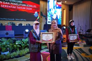 Dua Pantarlih Asal Boalemo Terima Penghargaan Dari Komisioner KPU RI